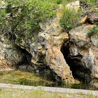 鼻ぐり岩